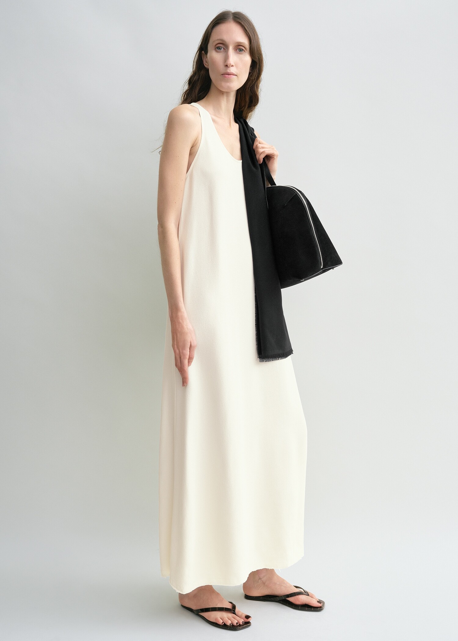 TOTEME 스쿠프-넥 세이블 드레스 마카다미아의 마카다미아컬러 1번쨰 이미지입니다.