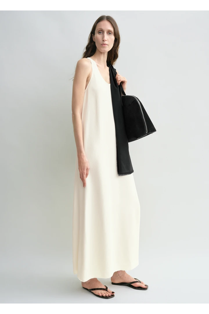 TOTEME 스쿠프-넥 세이블 드레스 마카다미아의 마카다미아컬러 1번쨰 이미지입니다.