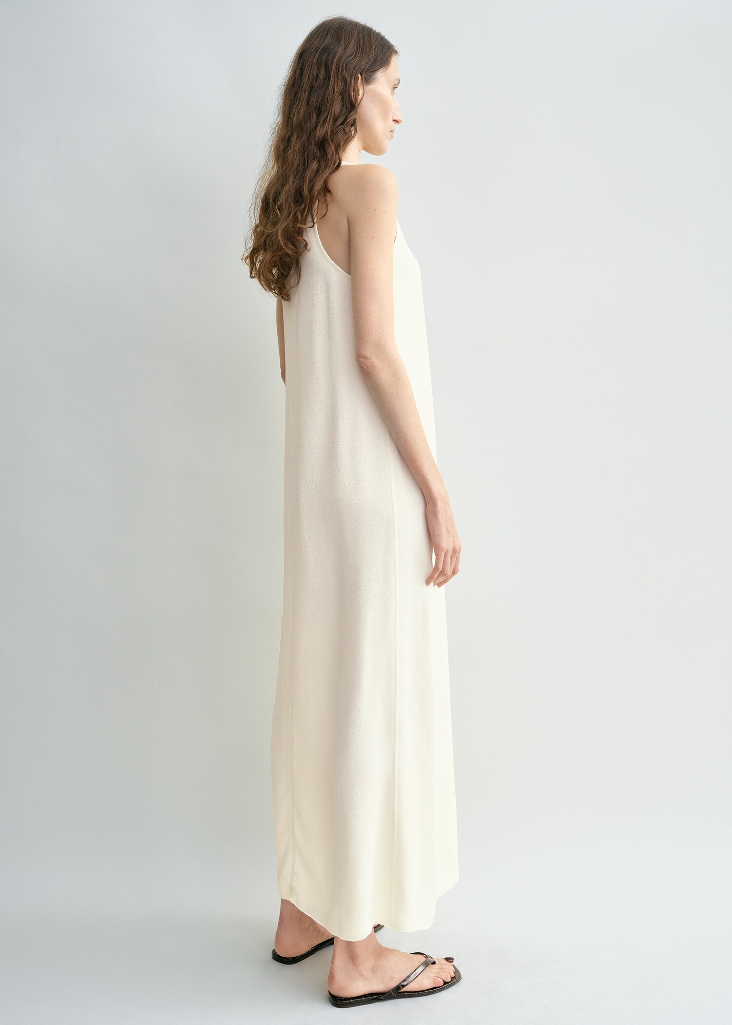 TOTEME 스쿠프-넥 세이블 드레스 마카다미아의 마카다미아컬러 2번쨰 이미지입니다.