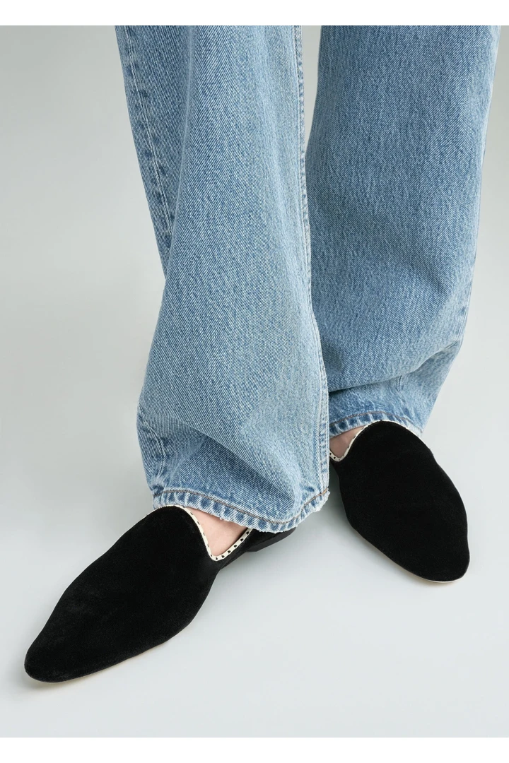 TOTEME 벨벳 베니션 슬리퍼 블랙의 블랙컬러 1번쨰 이미지입니다.