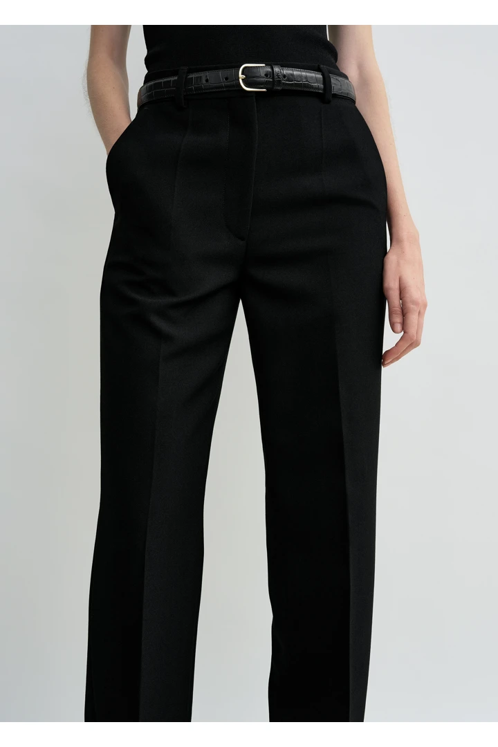TOTEME 스트레이트 수트 트라우저 블랙의 블랙컬러 3번쨰 이미지입니다.