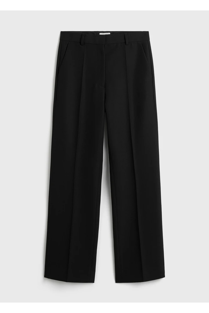 TOTEME 스트레이트 수트 트라우저 블랙의 블랙컬러 4번쨰 이미지입니다.