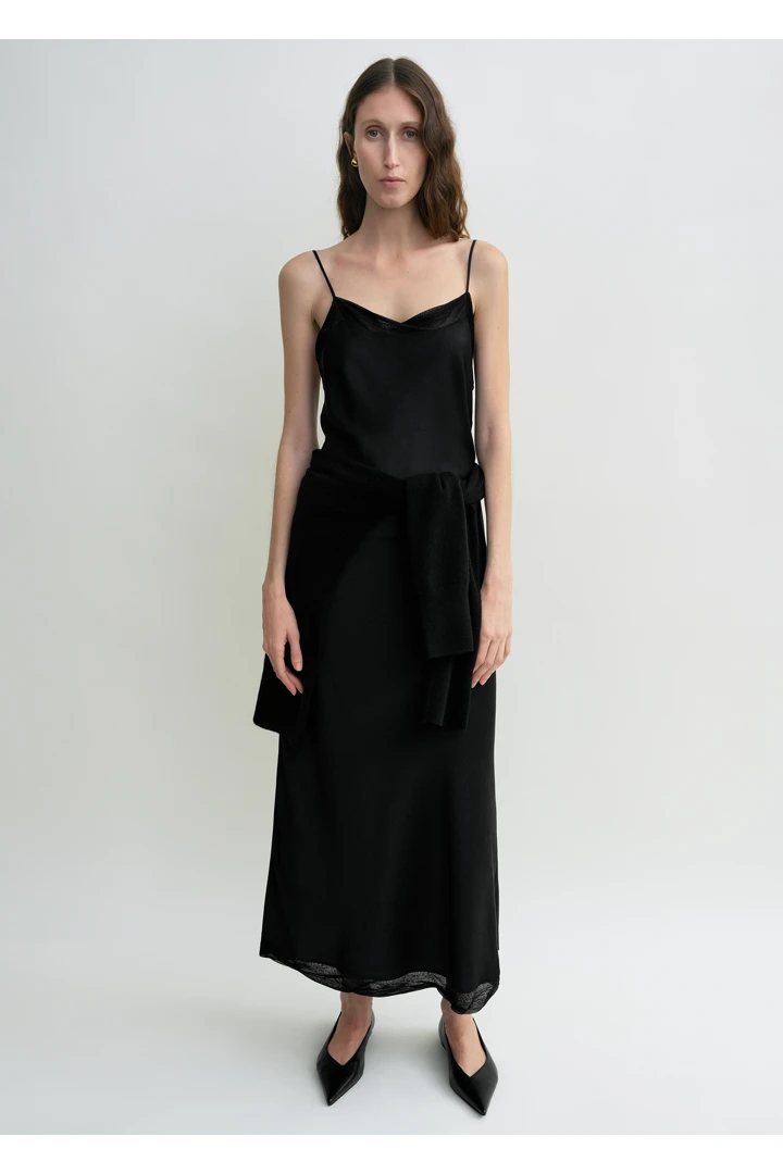 TOTEME 새틴 슬립 드레스 블랙의 블랙컬러 1번쨰 이미지입니다.