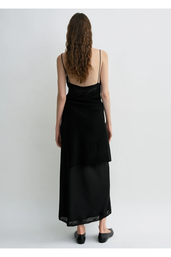 TOTEME 새틴 슬립 드레스 블랙의 블랙컬러 2번쨰 이미지입니다.