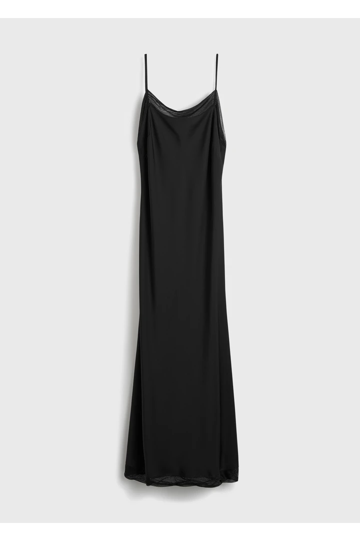 TOTEME 새틴 슬립 드레스 블랙의 블랙컬러 4번쨰 이미지입니다.