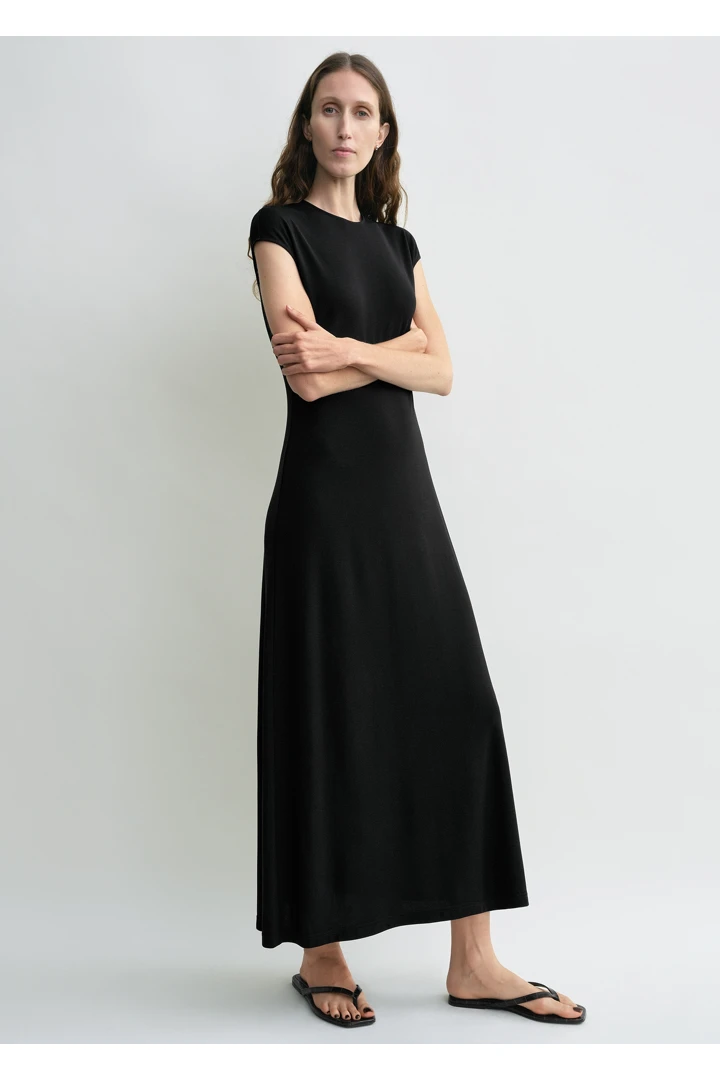 TOTEME 에브리데이 드레스 블랙의 블랙컬러 1번쨰 이미지입니다.