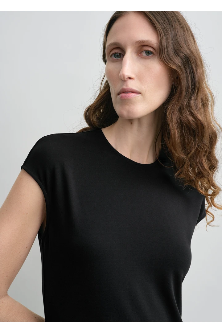 TOTEME 에브리데이 드레스 블랙의 블랙컬러 3번쨰 이미지입니다.