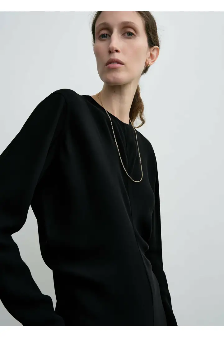 TOTEME 롱-슬리브 슬라우치 웨이스트 드레스 블랙의 블랙컬러 3번쨰 이미지입니다.