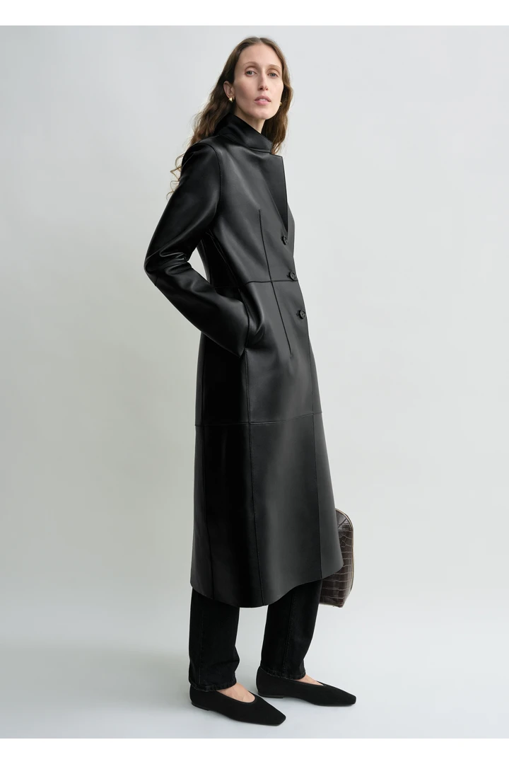 TOTEME 슬림 레더 코트 블랙의 블랙컬러 1번쨰 이미지입니다.