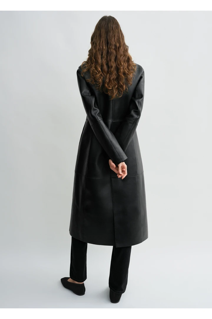 TOTEME 슬림 레더 코트 블랙의 블랙컬러 2번쨰 이미지입니다.