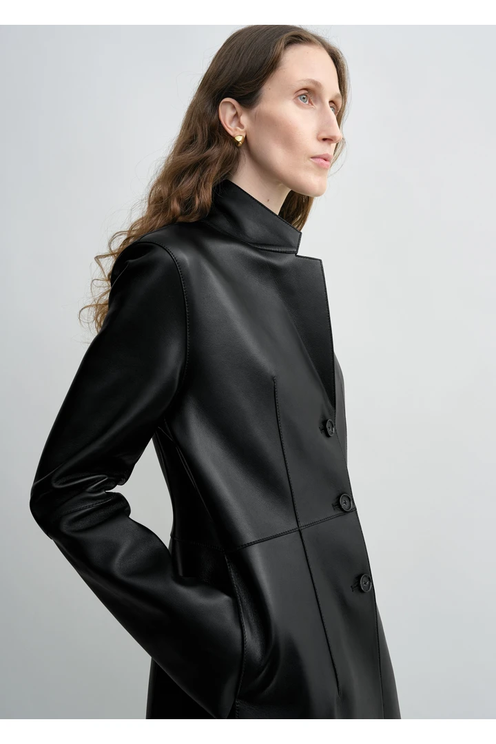 TOTEME 슬림 레더 코트 블랙의 블랙컬러 3번쨰 이미지입니다.