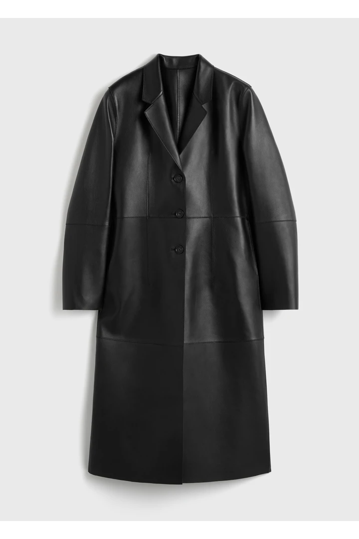 TOTEME 슬림 레더 코트 블랙의 블랙컬러 4번쨰 이미지입니다.