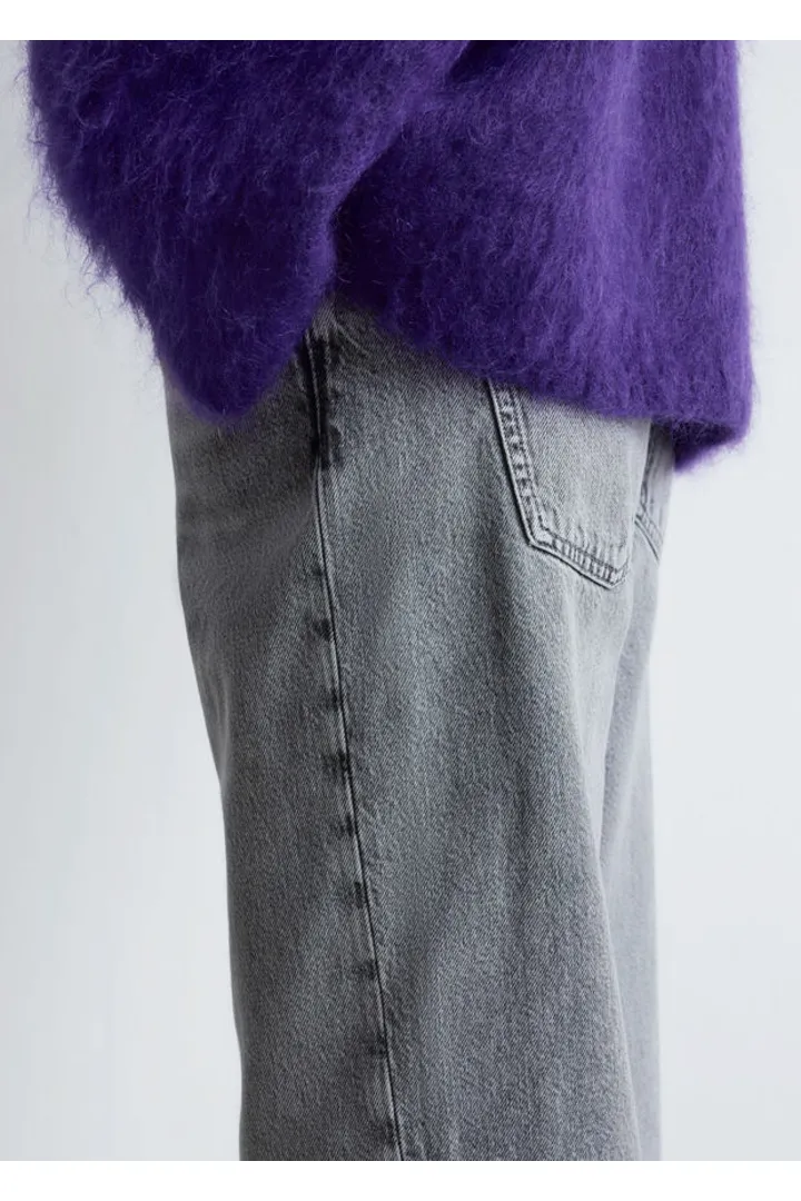 앤아더스토리즈 스트레이트 레그 진의 라이트 그레이컬러 ECOMLook입니다.