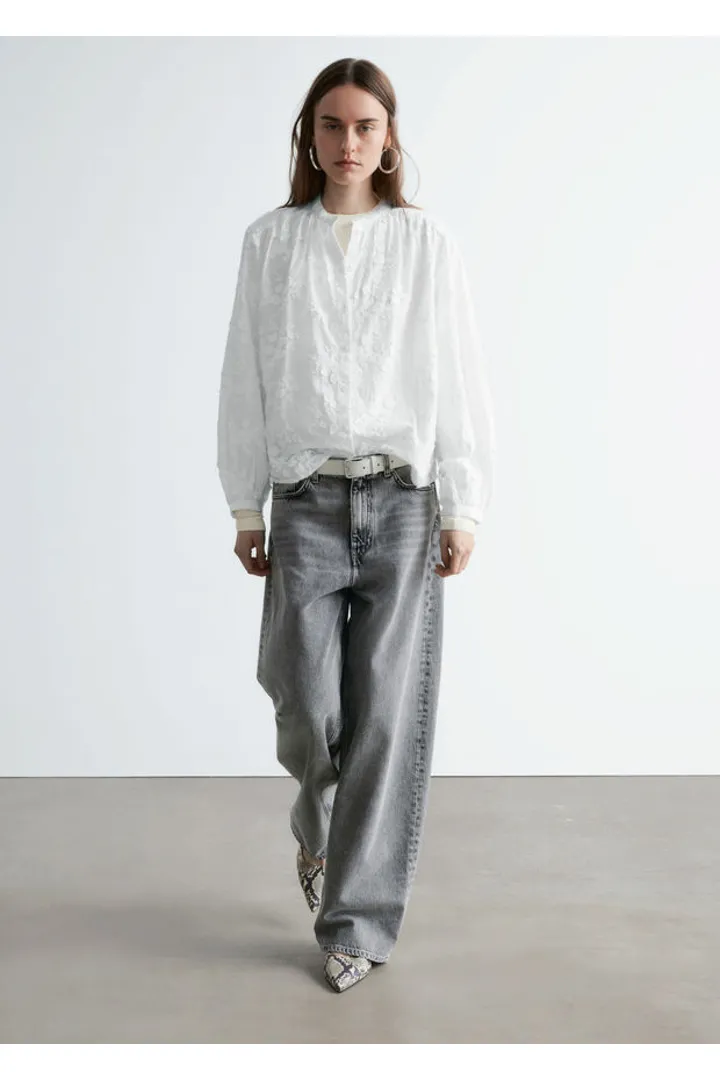 앤아더스토리즈 배기 진의 라이트 그레이컬러 ECOMLook입니다.