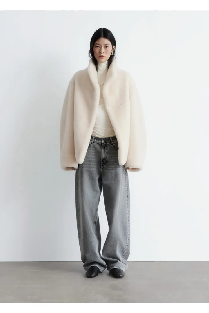 앤아더스토리즈 포 퍼 자켓의 크림컬러 ECOMLook입니다.