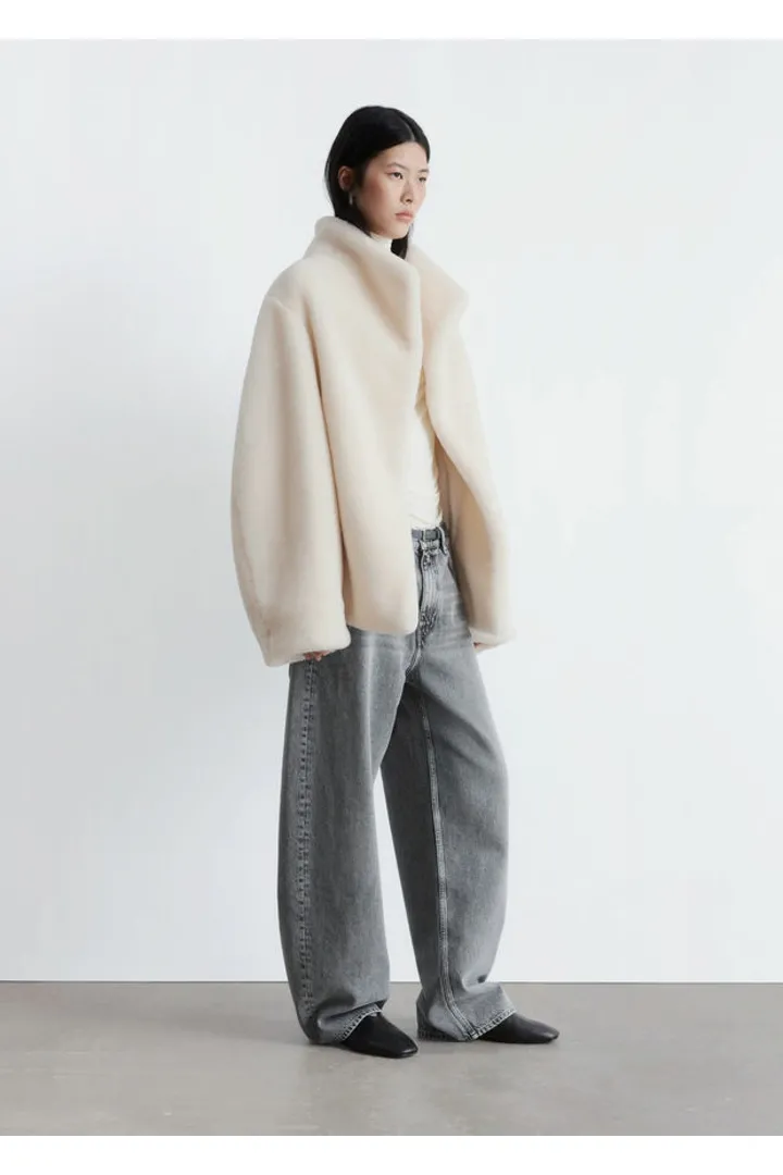 앤아더스토리즈 포 퍼 자켓의 크림컬러 ECOMLook입니다.