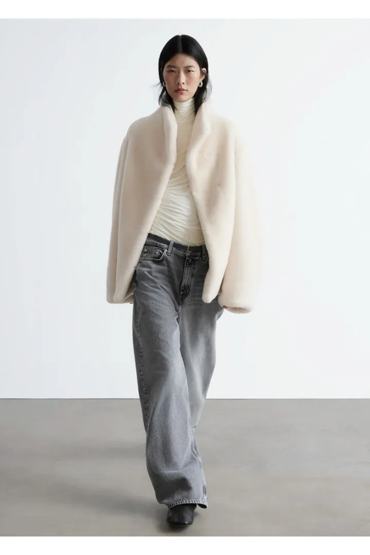 앤아더스토리즈 포 퍼 자켓의 크림컬러 ECOMLook입니다.