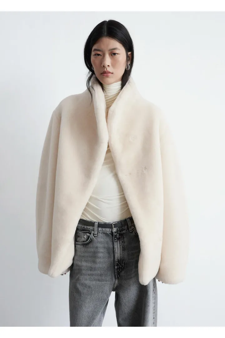 앤아더스토리즈 포 퍼 자켓의 크림컬러 ECOMLook입니다.