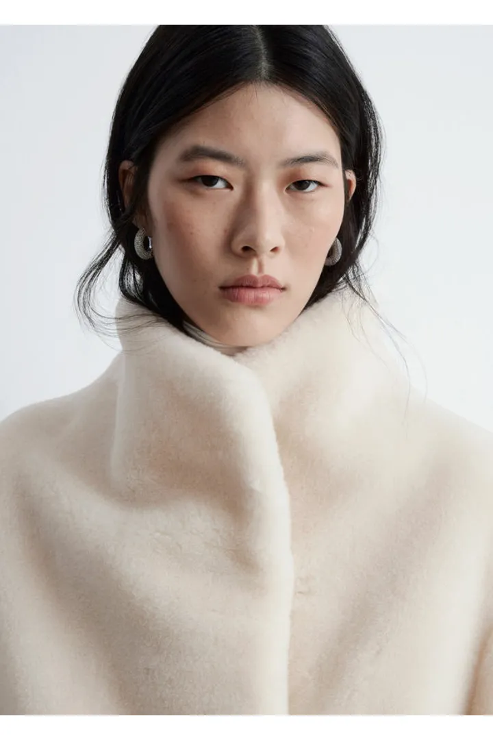 앤아더스토리즈 포 퍼 자켓의 크림컬러 ECOMLook입니다.