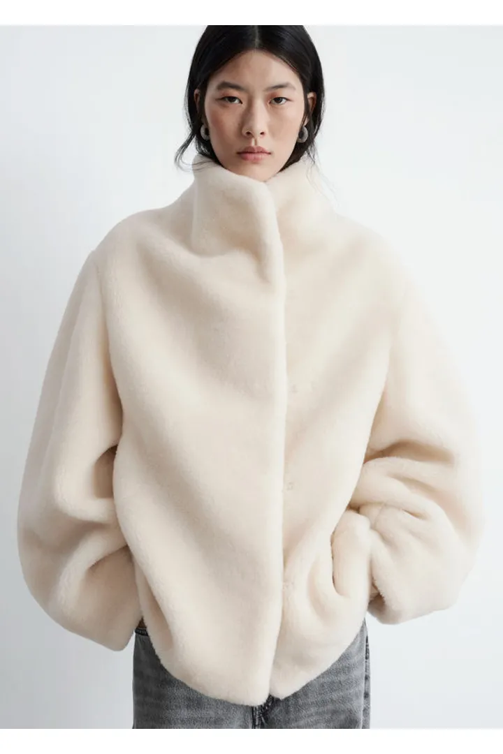 앤아더스토리즈 포 퍼 자켓의 크림컬러 ECOMLook입니다.