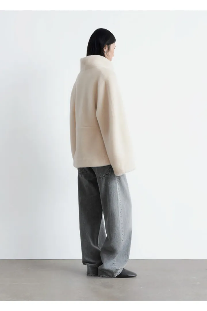 앤아더스토리즈 포 퍼 자켓의 크림컬러 ECOMLook입니다.