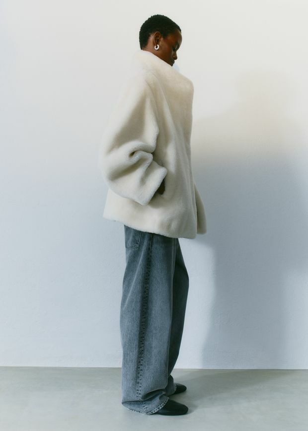 앤아더스토리즈 포 퍼 자켓의 크림컬러 Environmental입니다.