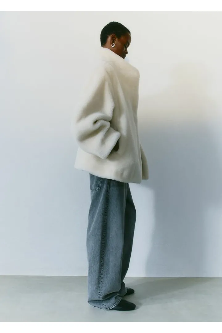 앤아더스토리즈 포 퍼 자켓의 크림컬러 Environmental입니다.