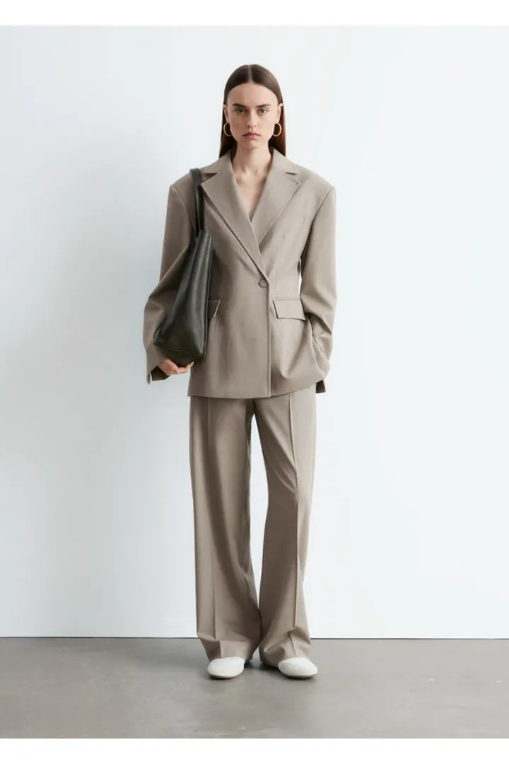 앤아더스토리즈 테이퍼드 메리노 울 블레이저의 몰컬러 ECOMLook입니다.