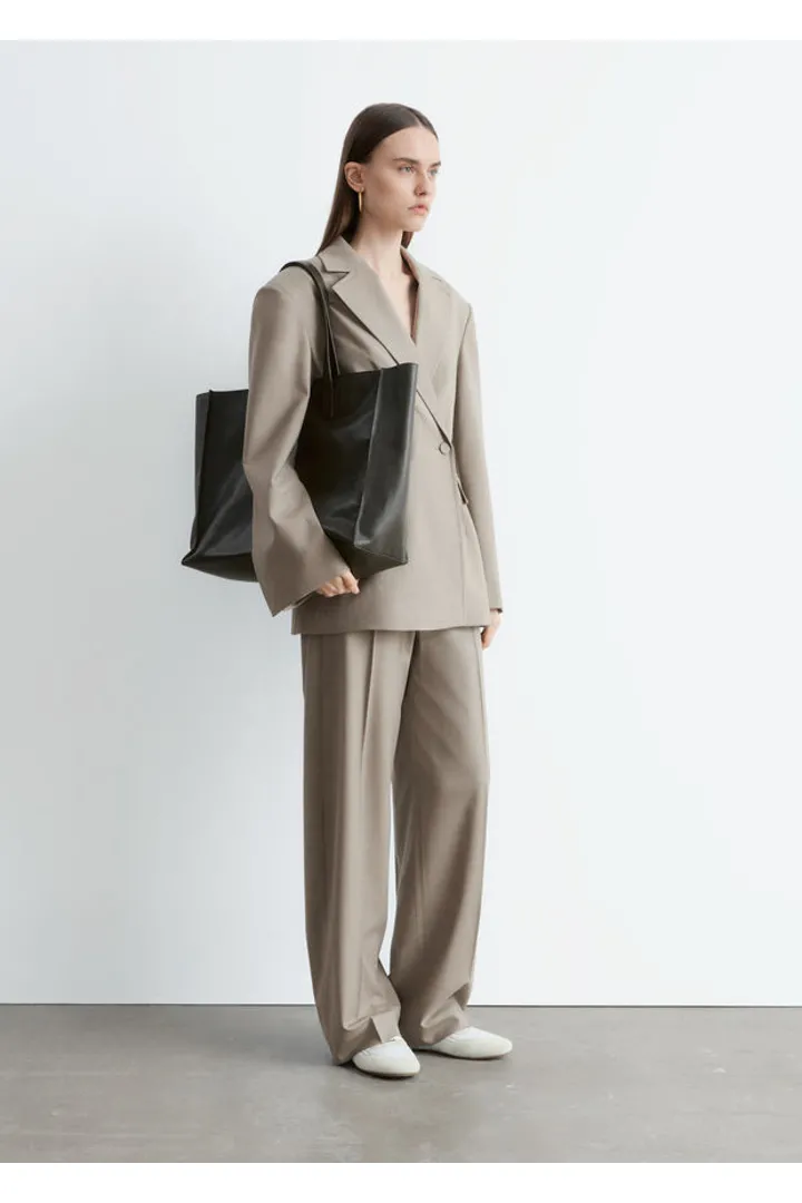 앤아더스토리즈 테이퍼드 메리노 울 블레이저의 몰컬러 ECOMLook입니다.