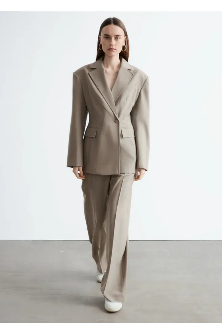 앤아더스토리즈 테이퍼드 메리노 울 블레이저의 몰컬러 ECOMLook입니다.