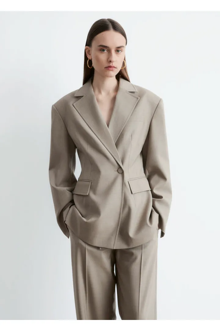 앤아더스토리즈 테이퍼드 메리노 울 블레이저의 몰컬러 ECOMLook입니다.