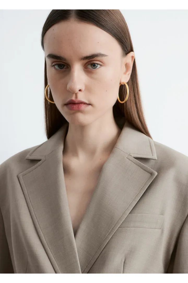 앤아더스토리즈 테이퍼드 메리노 울 블레이저의 몰컬러 ECOMLook입니다.