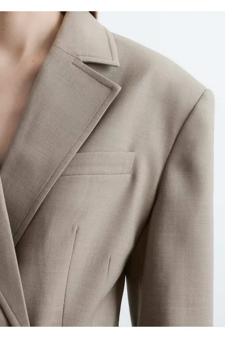 앤아더스토리즈 테이퍼드 메리노 울 블레이저의 몰컬러 ECOMLook입니다.