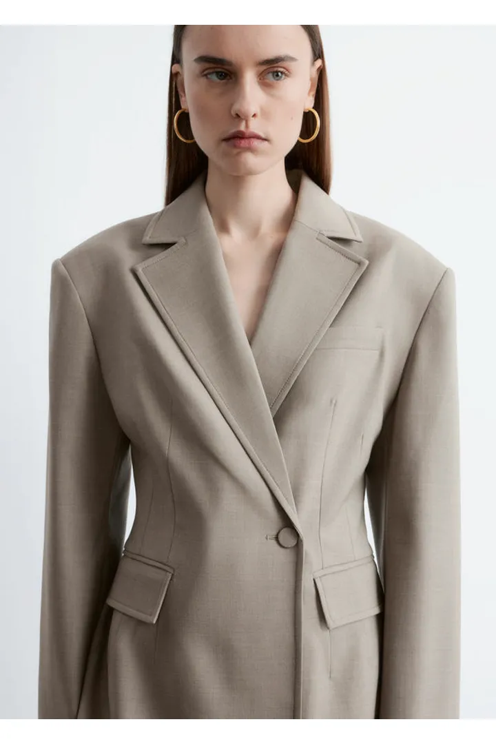 앤아더스토리즈 테이퍼드 메리노 울 블레이저의 몰컬러 ECOMLook입니다.