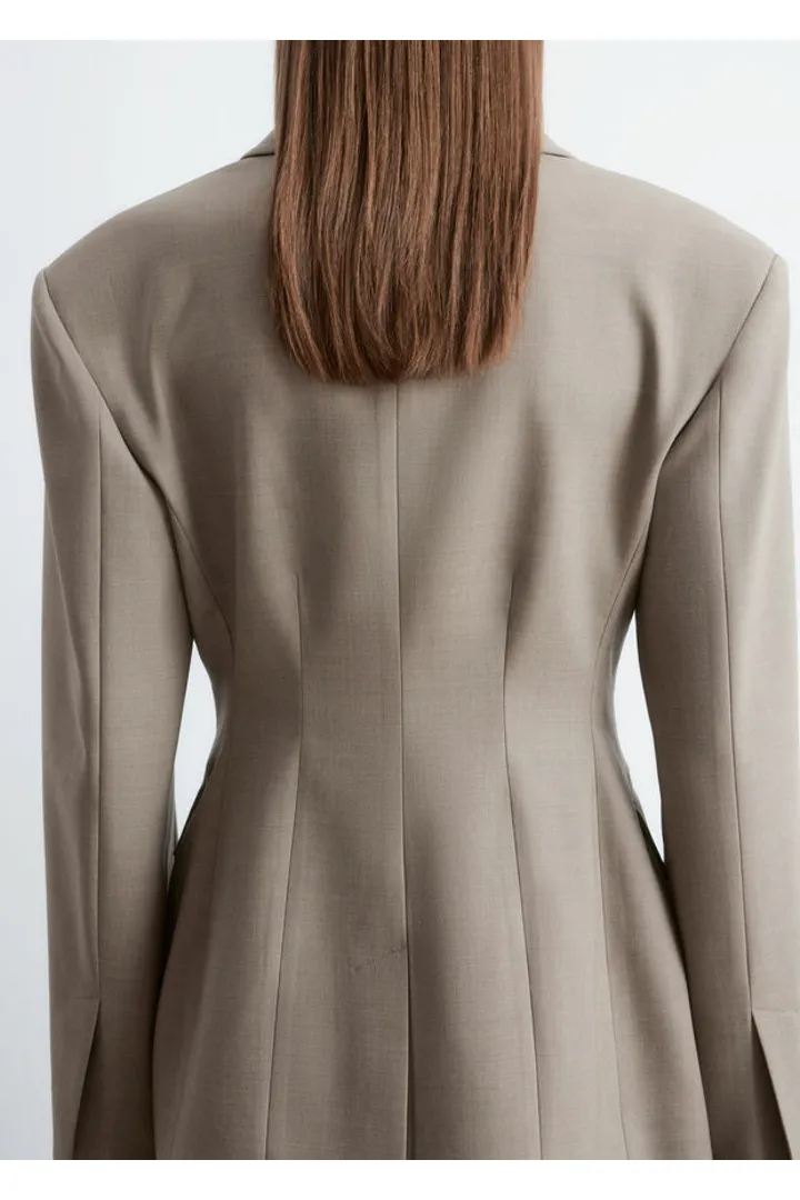 앤아더스토리즈 테이퍼드 메리노 울 블레이저의 몰컬러 ECOMLook입니다.