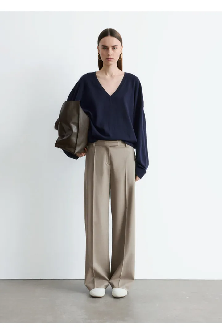 앤아더스토리즈 메리노 울 프레스 크리스 트라우저의 몰컬러 ECOMLook입니다.