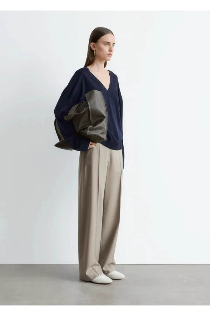 앤아더스토리즈 메리노 울 프레스 크리스 트라우저의 몰컬러 ECOMLook입니다.