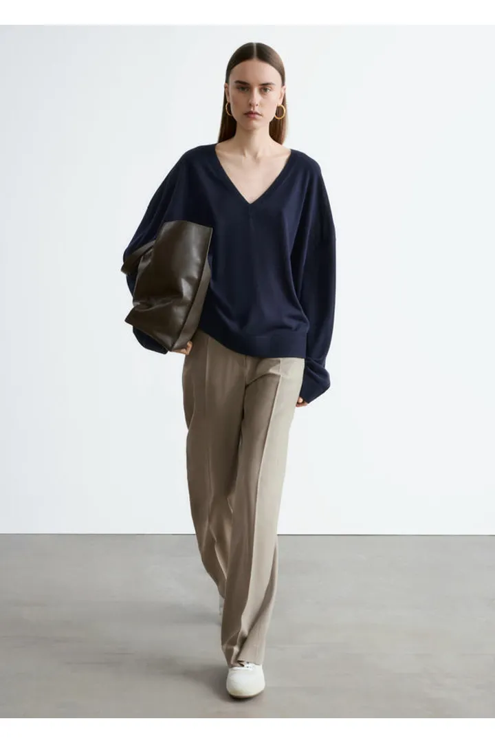 앤아더스토리즈 메리노 울 프레스 크리스 트라우저의 몰컬러 ECOMLook입니다.