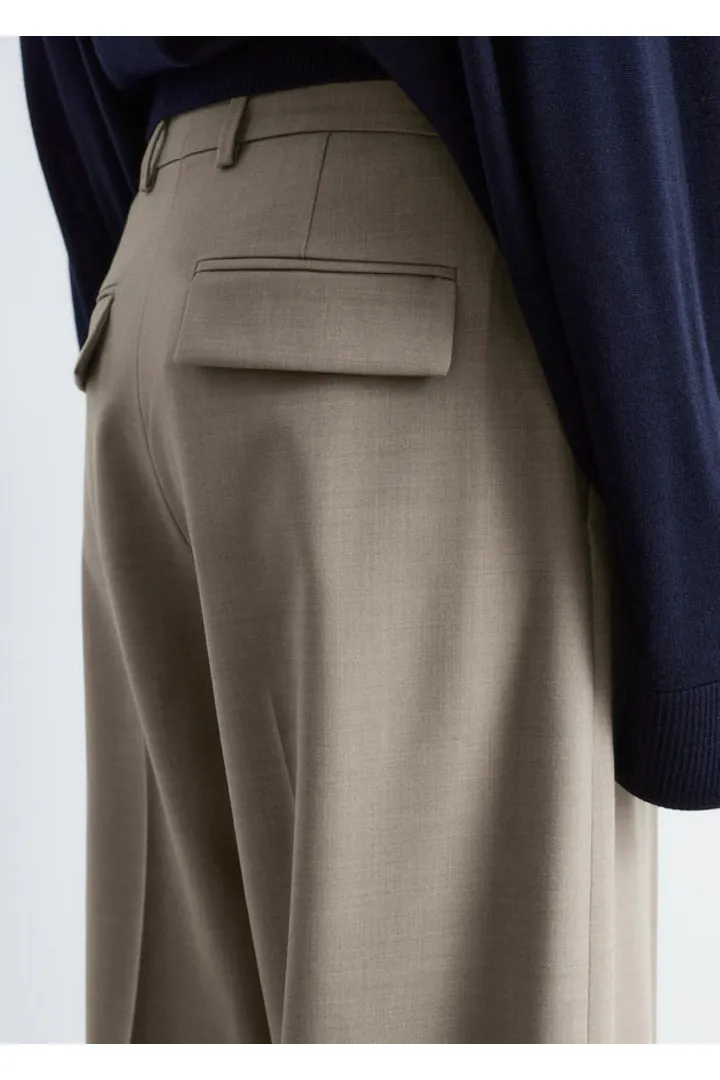 앤아더스토리즈 메리노 울 프레스 크리스 트라우저의 몰컬러 ECOMLook입니다.