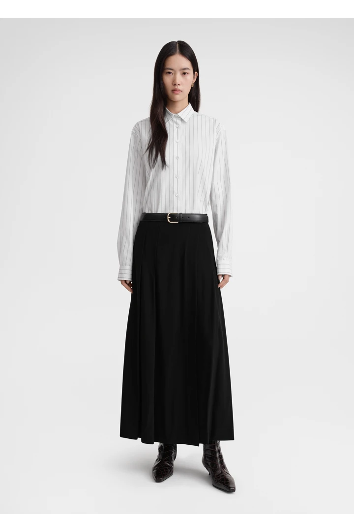 TOTEME 플리티드 랩 스커트 블랙의 블랙컬러 0번쨰 이미지입니다.