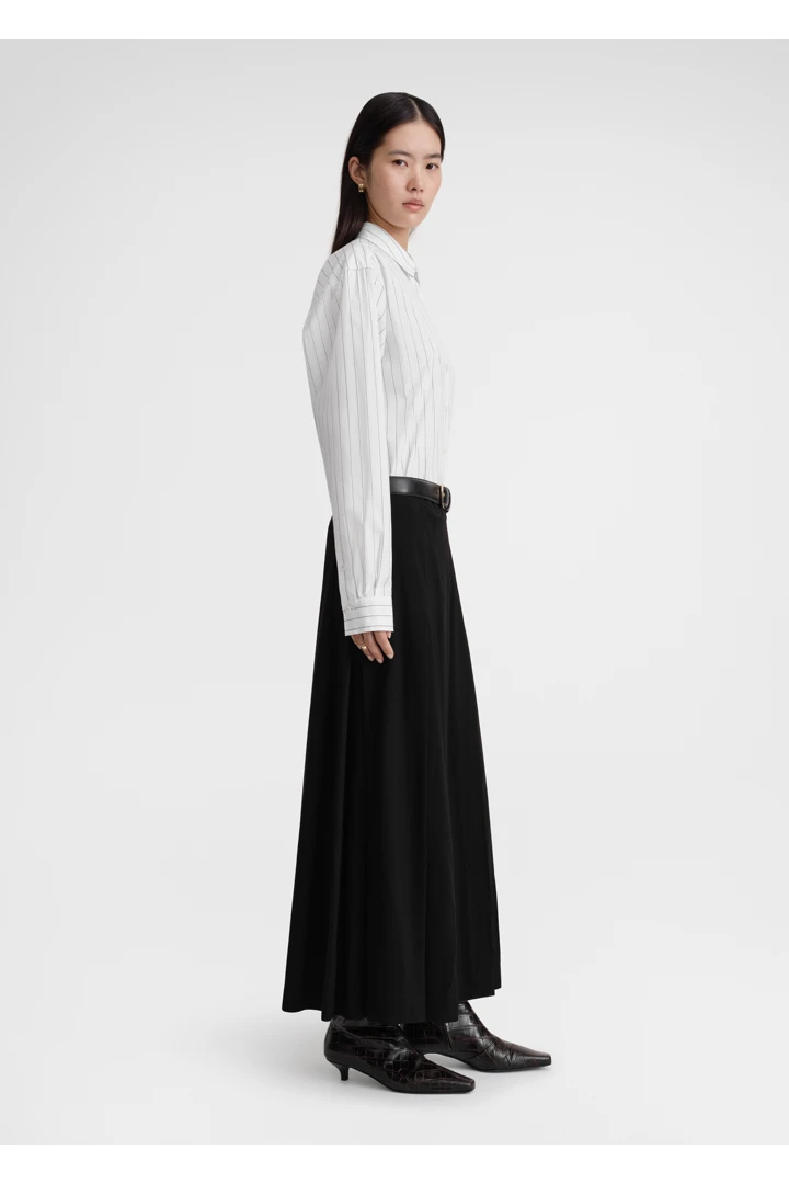 TOTEME 플리티드 랩 스커트 블랙의 블랙컬러 1번쨰 이미지입니다.