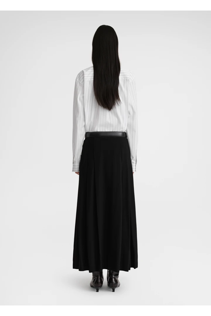 TOTEME 플리티드 랩 스커트 블랙의 블랙컬러 2번쨰 이미지입니다.