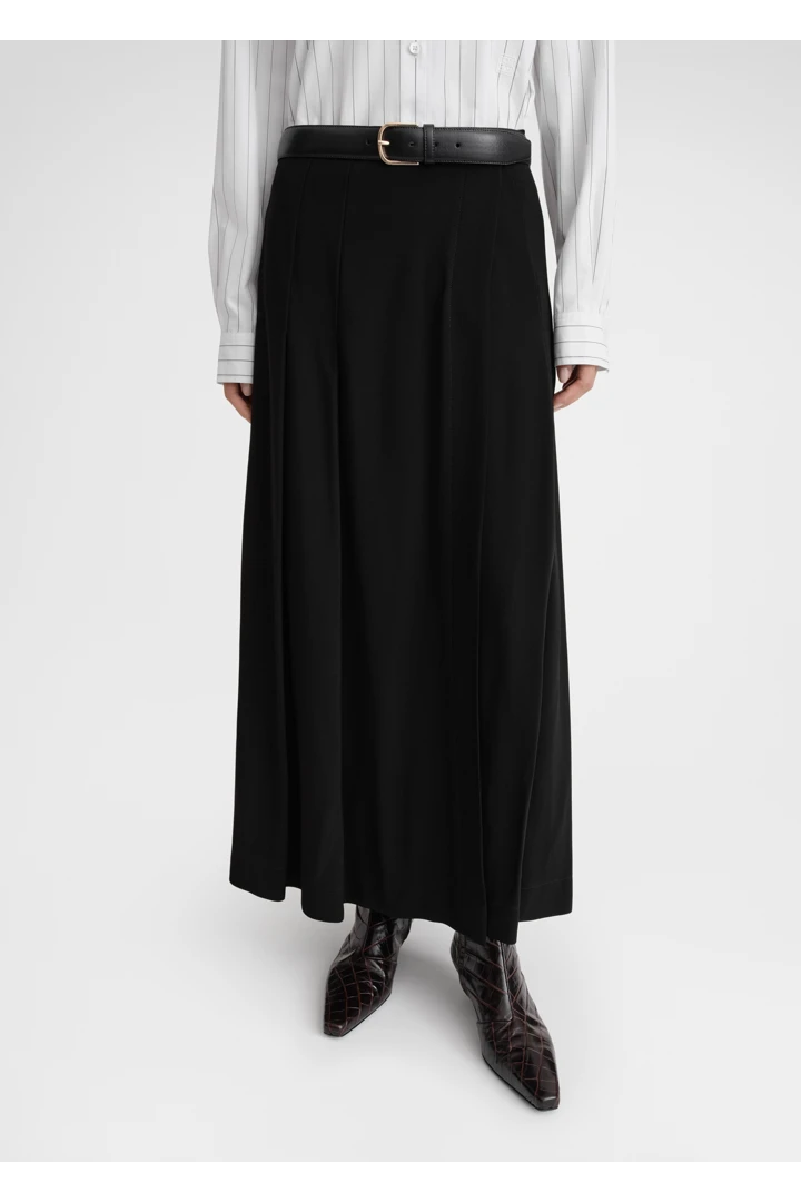 TOTEME 플리티드 랩 스커트 블랙의 블랙컬러 3번쨰 이미지입니다.
