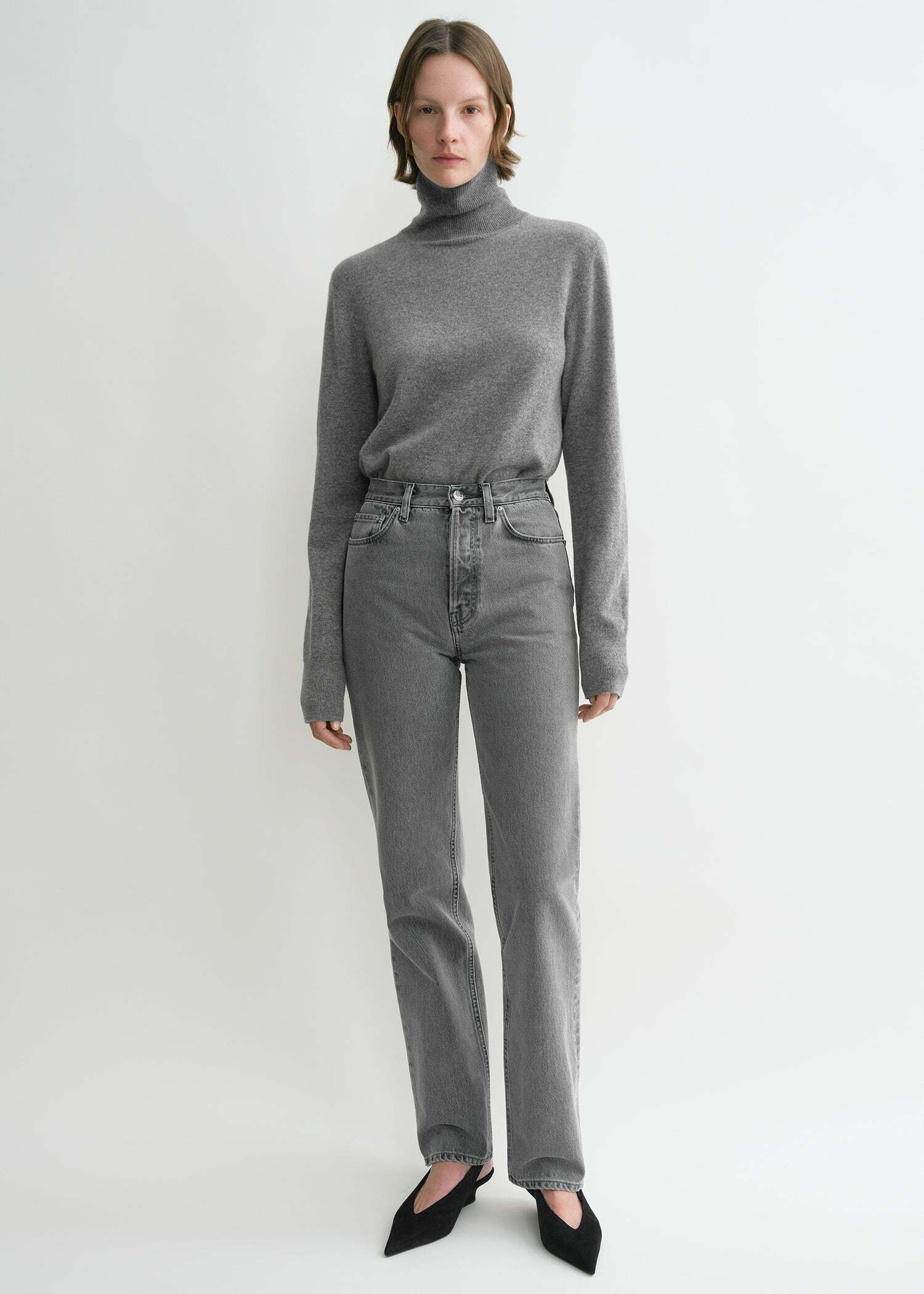 TOTEME 클래식 컷 데님 풀 렝스 미드 그레이의 미드 그레이컬러 1번쨰 이미지입니다.