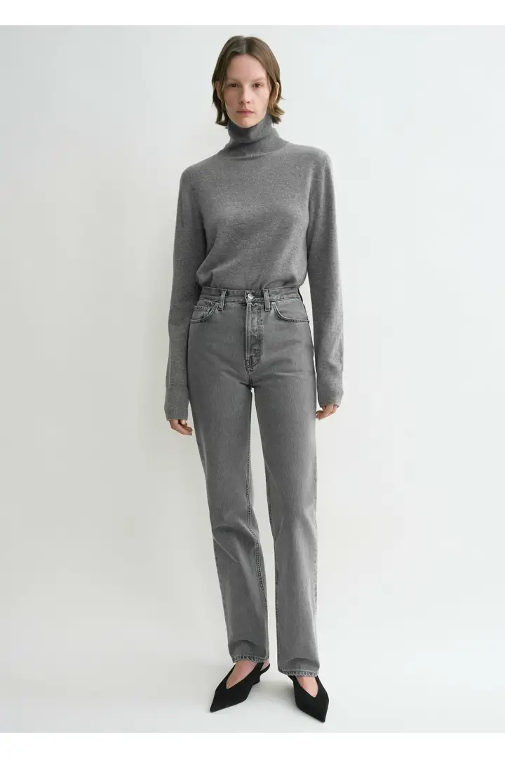 TOTEME 클래식 컷 데님 풀 렝스 미드 그레이의 미드 그레이컬러 1번쨰 이미지입니다.