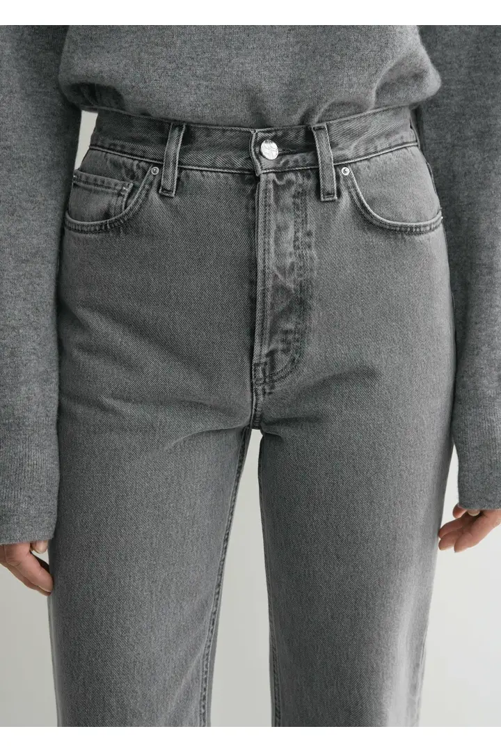 TOTEME 클래식 컷 데님 풀 렝스 미드 그레이의 미드 그레이컬러 3번쨰 이미지입니다.