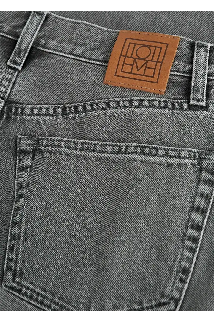 TOTEME 클래식 컷 데님 풀 렝스 미드 그레이의 미드 그레이컬러 4번쨰 이미지입니다.