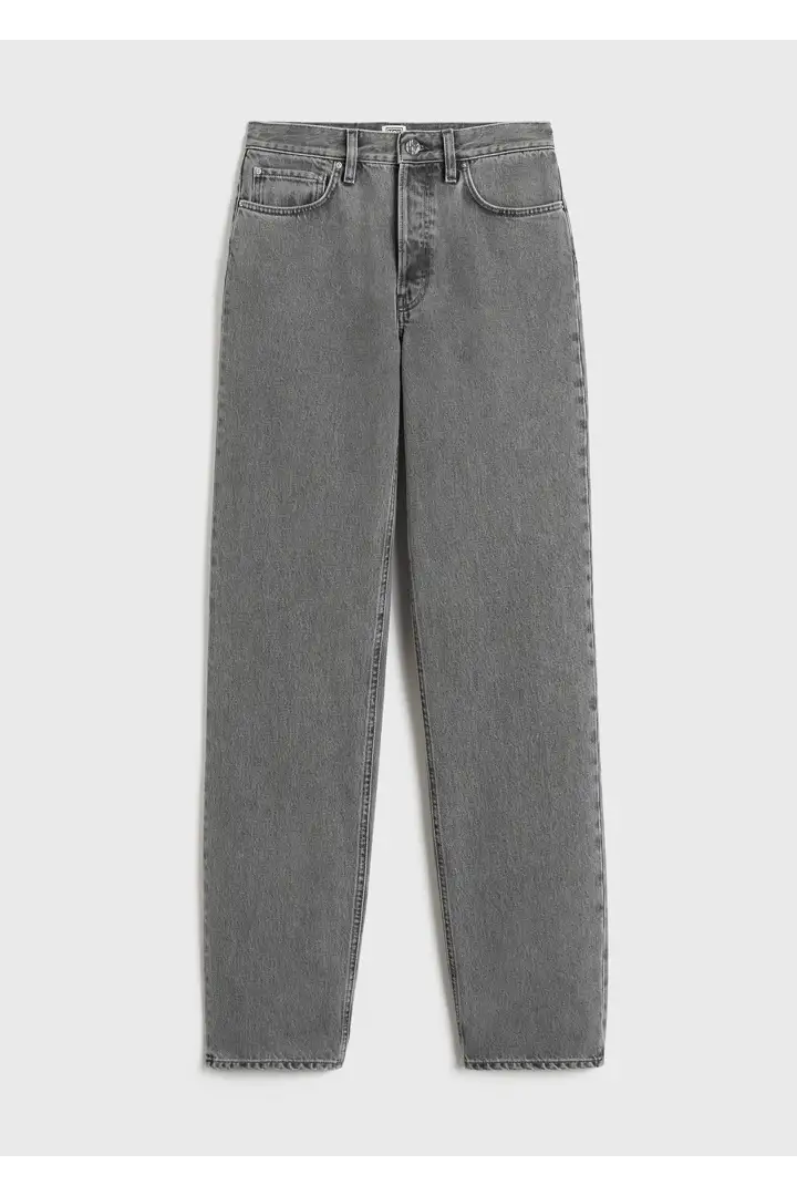 TOTEME 클래식 컷 데님 풀 렝스 미드 그레이의 미드 그레이컬러 5번쨰 이미지입니다.