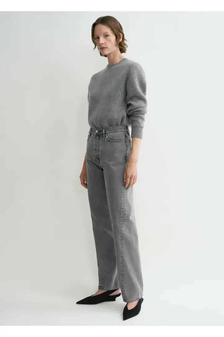 TOTEME 트위스티드 심 데님 풀 렝스 미드 그레이의 미드 그레이컬러 1번쨰 이미지입니다.