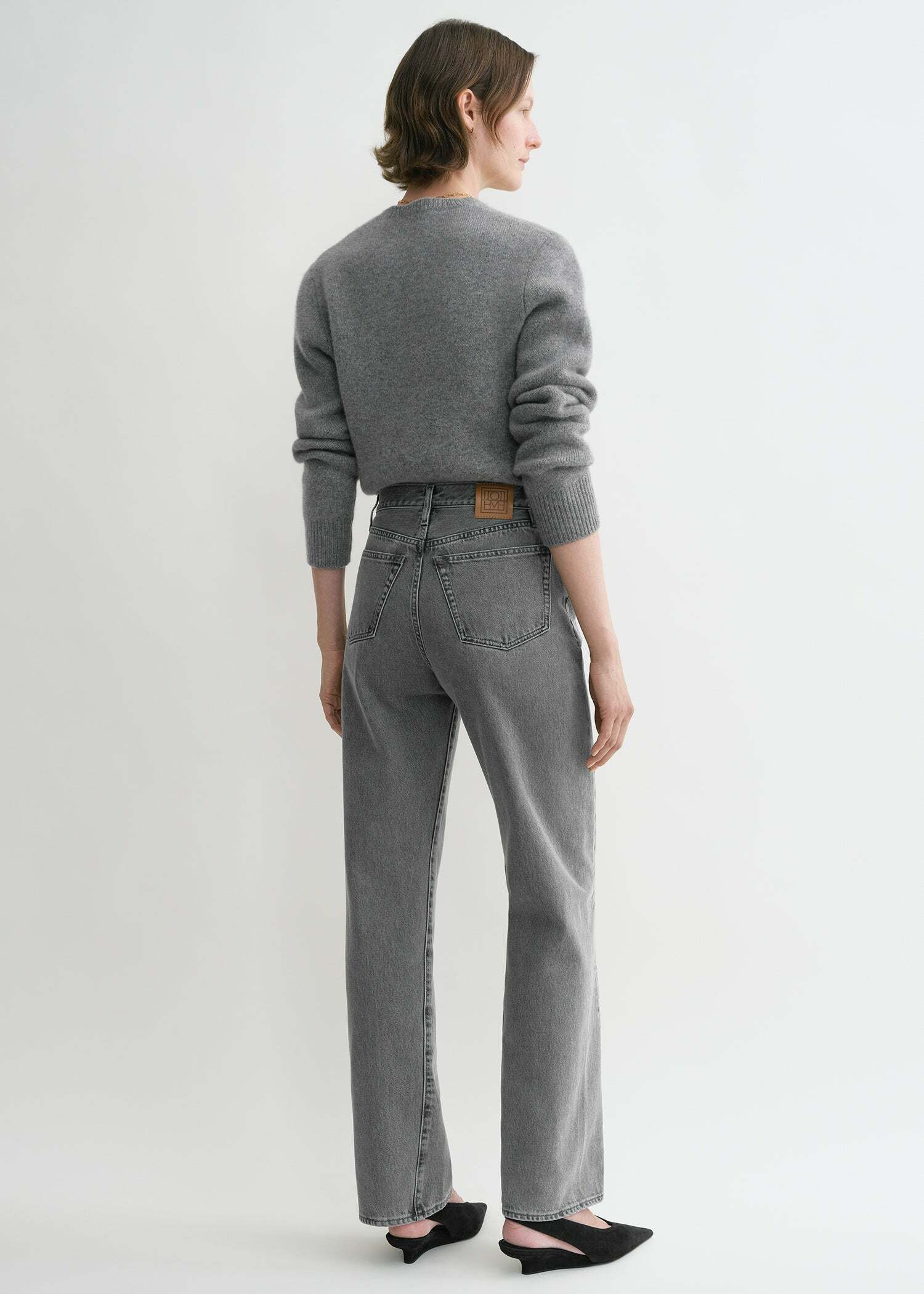 TOTEME 트위스티드 심 데님 풀 렝스 미드 그레이의 미드 그레이컬러 2번쨰 이미지입니다.